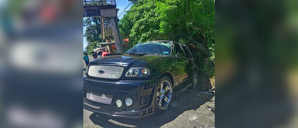 Camioneta y carro particular protagonizan grave choque en cerca de pasarela en El Congo