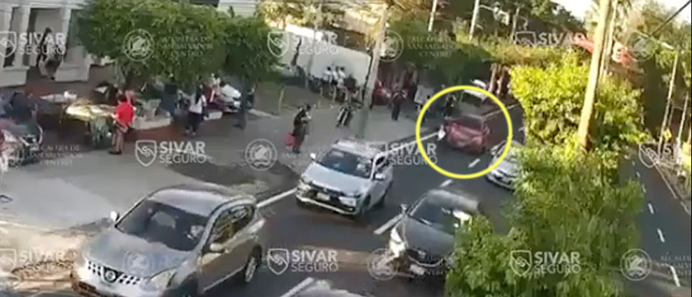Captan momento cuando conductor distraído atropella a un motociclista