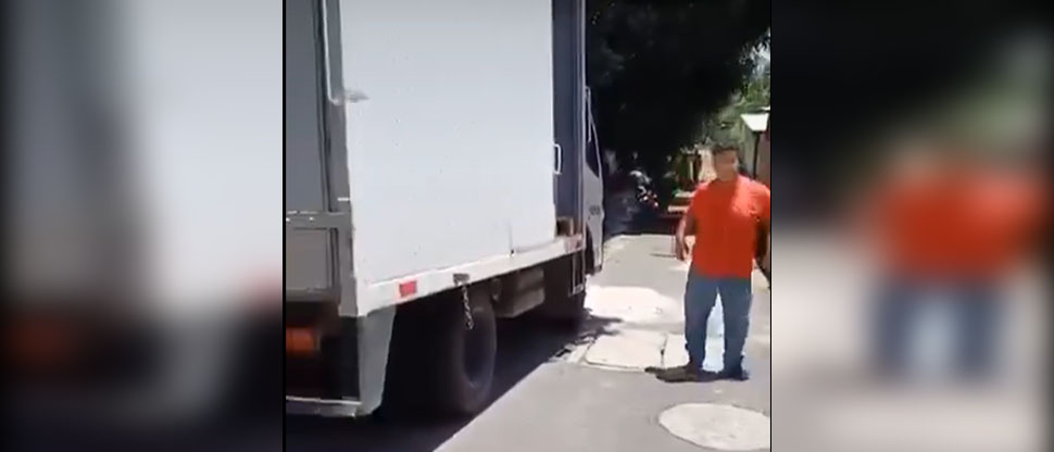 Denuncian a conductor de camión por bloquear acceso de residentes en San Roque