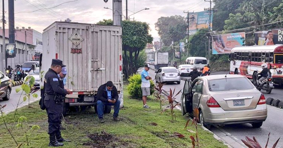 Camión y vehículo tipo sedan colisionan y generan tráfico en bulevar del Ejército