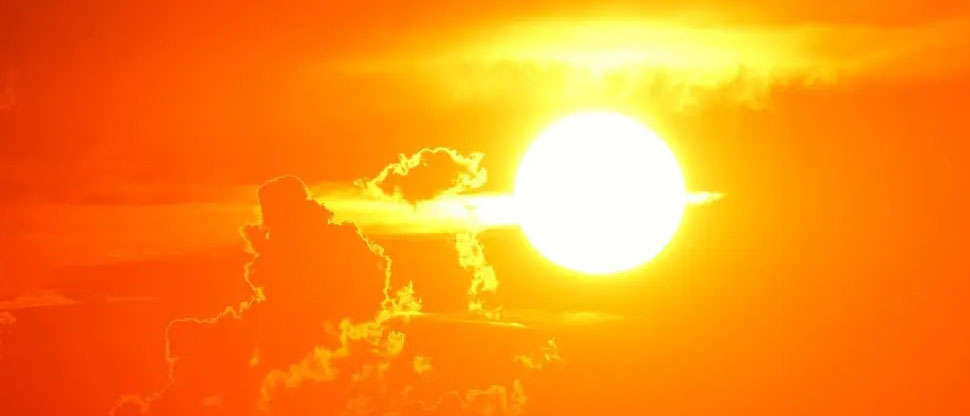 ¿Real? Captan instante cuando El Sol se divide en dos