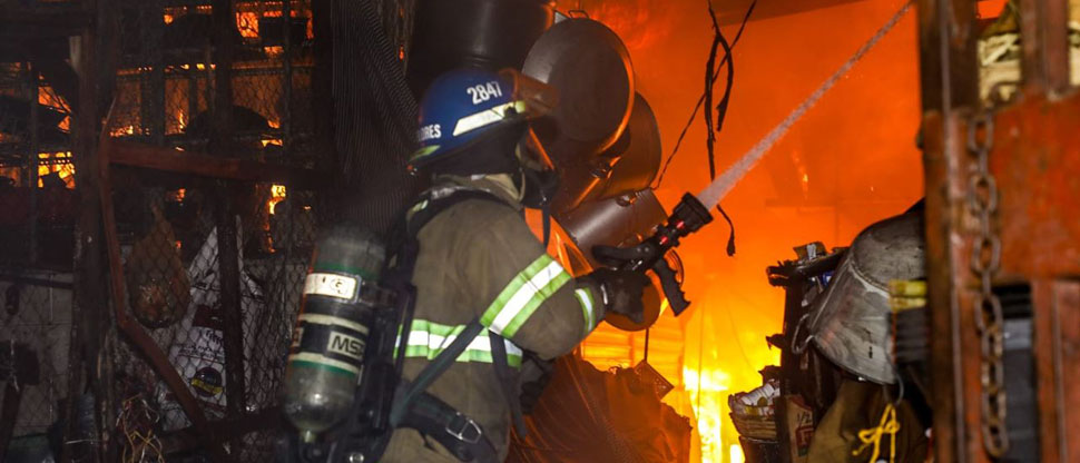 Voraz incendio consume varios puestos en pabellón 5 del Mercado Central