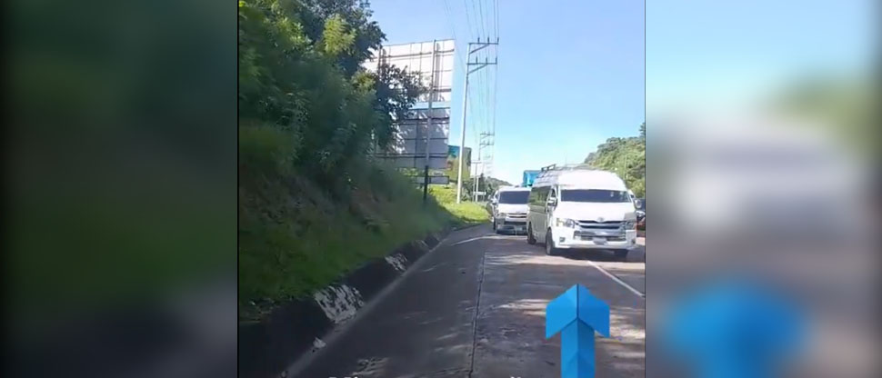 Denuncian a automovilistas que invaden el carril auxiliar en la carretera de Oro