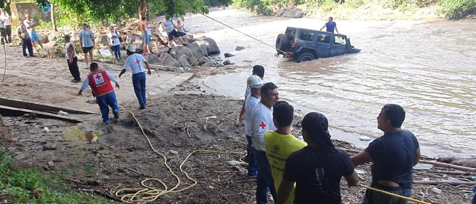 Rescatan a familia que fue arrastrada dentro de su camioneta por la corriente del río Guaza