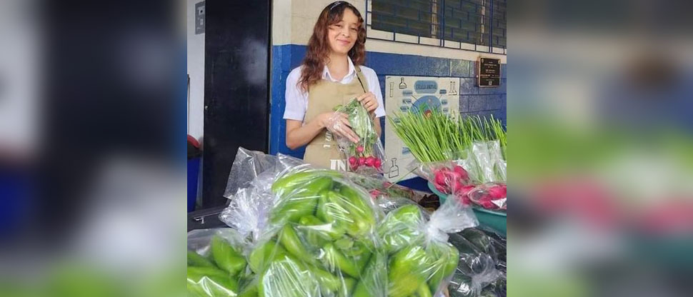 Emprendedora inspira a otros jovencitos a crear su propio negocio comercializando hortalizas