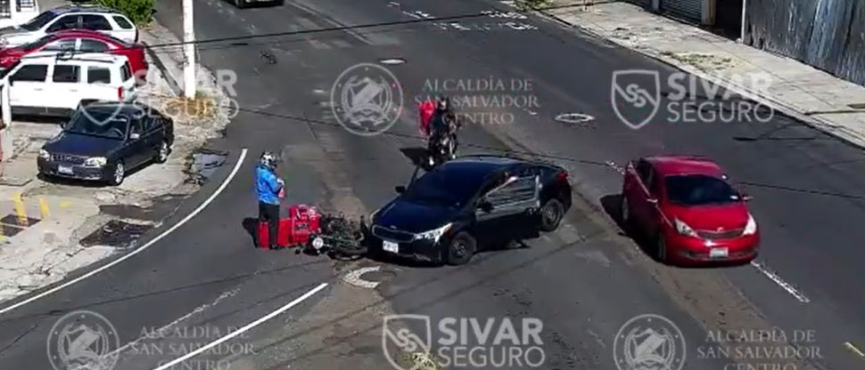 Captan a automovilista que embiste a motociclista tras realizar maniobra imprudente