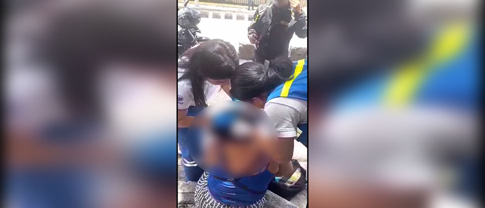 Atropellan a señora que cruzaba la Juan Pablo II cerca de pasarela y manipulando su celular