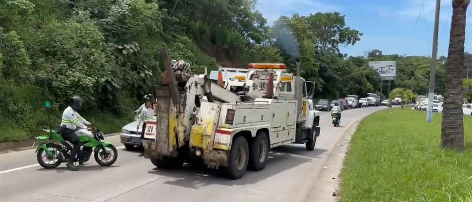 Grúa del MOPT maniobra para remover camiones involucrados en choque que dejó 2 fallecidos