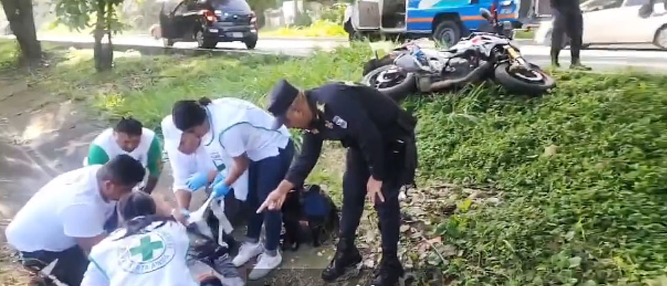 Motocilcista sufre aparatoso accidente en carretera a Comalapa