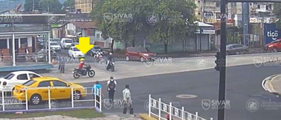 Motociclista choca tras no respetar semáforo en rojo frente al parque Centenario