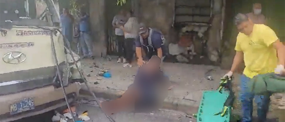 7 pasajeros resultan lesionados luego que microbús chocara con poste tras explotarle una llanta