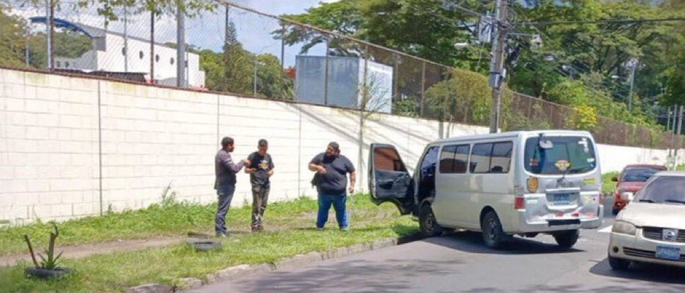 Microbús se “encuneta” frente al polideportivo de la Universidad de El Salvador