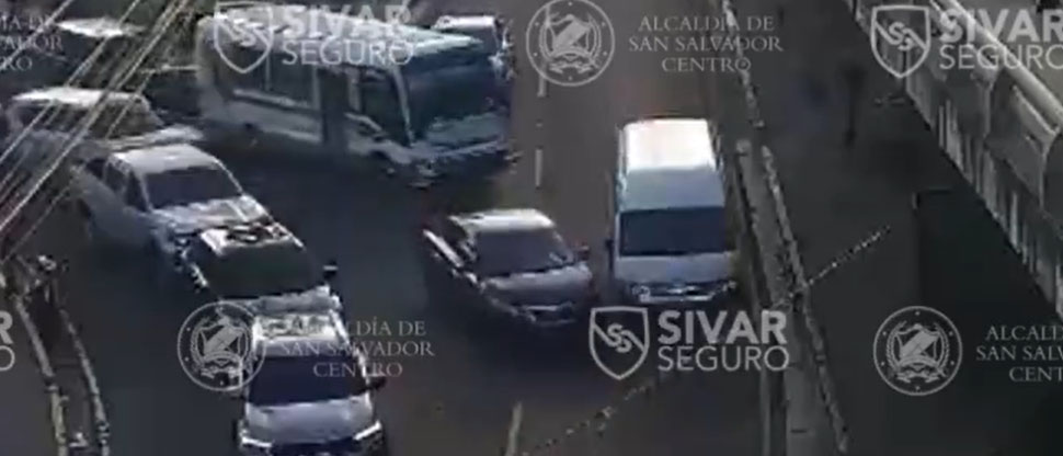 Captan cuando microbús le desarma el bumper a carro que se incorporaba a redondel