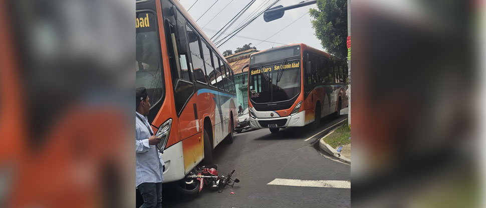 Moto queda debajo de bus de la ruta 2 tras grave choque en el barrio San Jacinto