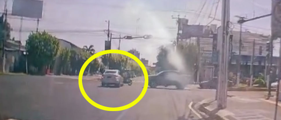 Este es el instante cuando automovilista se pasa semáforo y embiste a motociclista en calle Sisimiles 