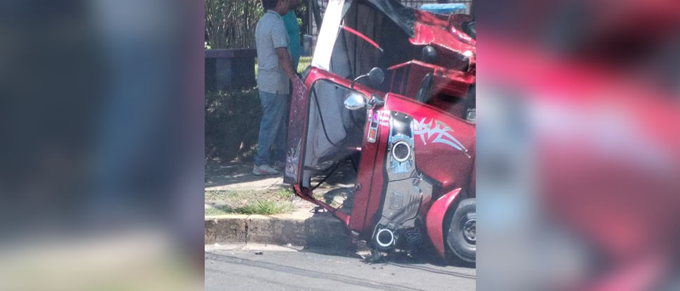 Mototaxi vuelca en aparatoso accidente en Quezaltepeque
