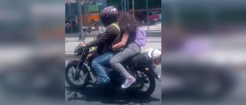 Multan a motociclista y le bajan a su acompañante por no usar casco