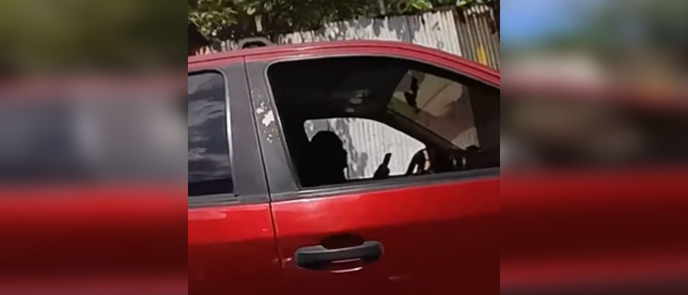 Multan a otra persona que se distrae con el celular mientras conduce