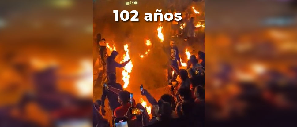 Turistas nacionales y extranjeros disfrutan de las tradicionales bolas de fuego en Nejapa