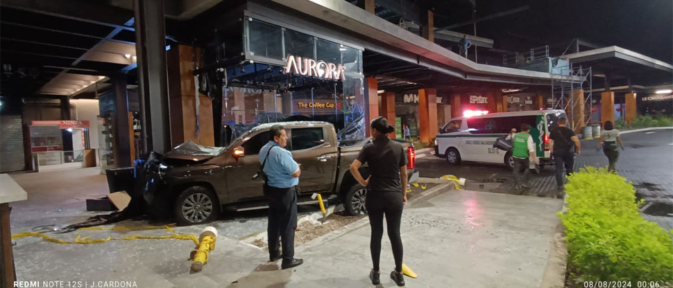 Pick up chocó en estacionamiento de Centro Comercial en Antiguo Cuscatlán, hay 2 lesionados