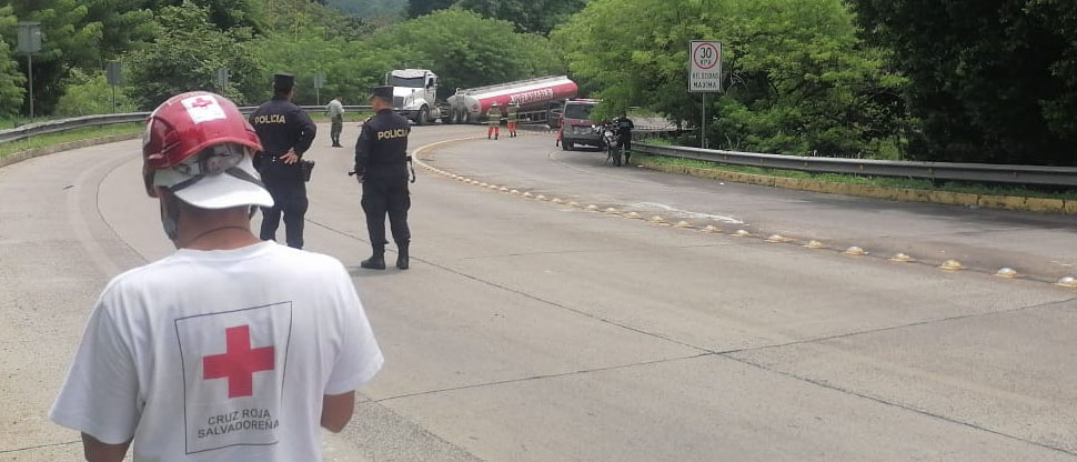 Pipa llena de combustible se desengancha del cabezal y derrama su contenido en el bulevar Monseñor Romero
