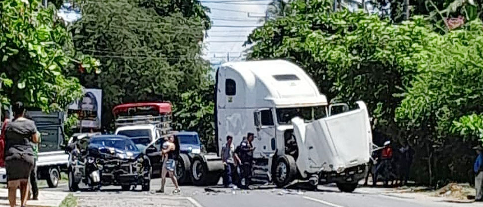 Choque entre cabezal y sedán deja dos lesionados en La Paz