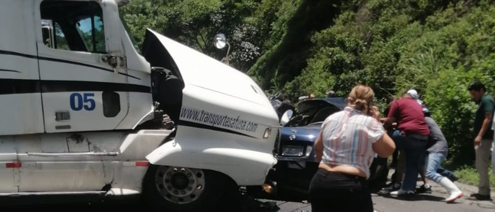 Rastra se pasa llevando dos carros particulares por la Universidad Don Bosco
