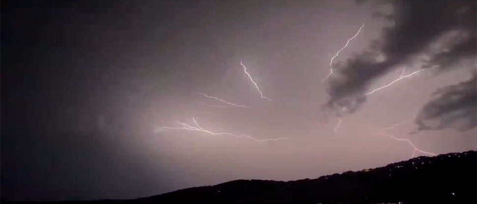 VIDEO: Captan impresionantes imágenes de tormenta eléctrica sobre San Salvador