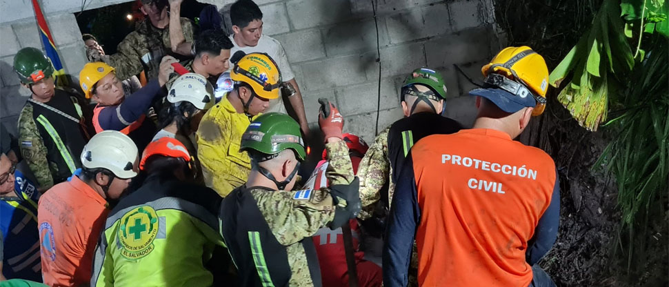 Recuperan los cuerpos de 2 menores soterrados mientras dormían en su casa en Apopa