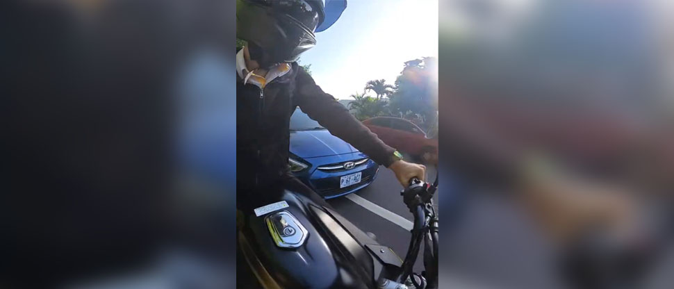 Motociclista graba cuando lo choca una automovilista que invadió el carril