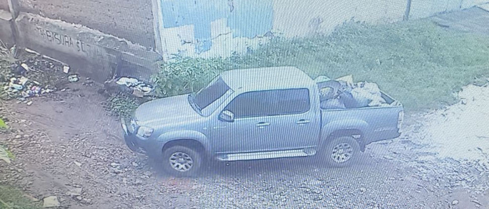 Sancionan a conductor de pick up captado botando basura en predio baldío en Santa Ana