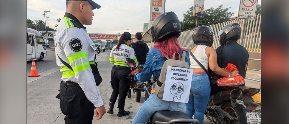 Motociclista se vuelve viral por mensaje de conciencia que lleva en su espalda