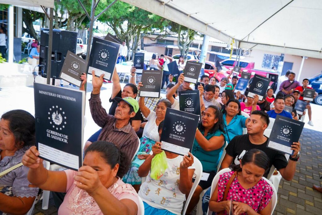Vivienda entrega 119 escrituras de propiedad a familias de San Miguel Tepezontes