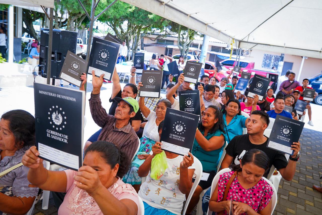 Vivienda entrega 119 escrituras de propiedad a familias de San Miguel Tepezontes