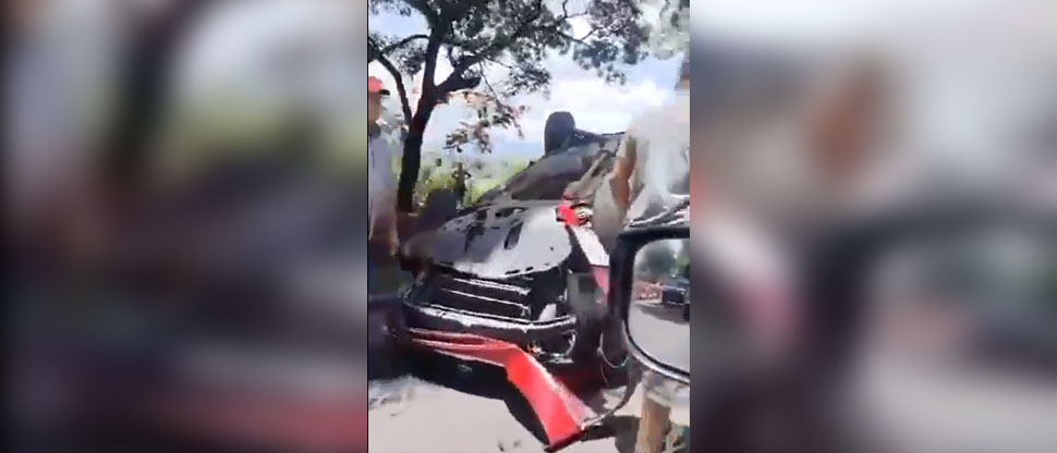 Carro vuelca tras fuerte choque cerca de la UNASA de Santa Ana