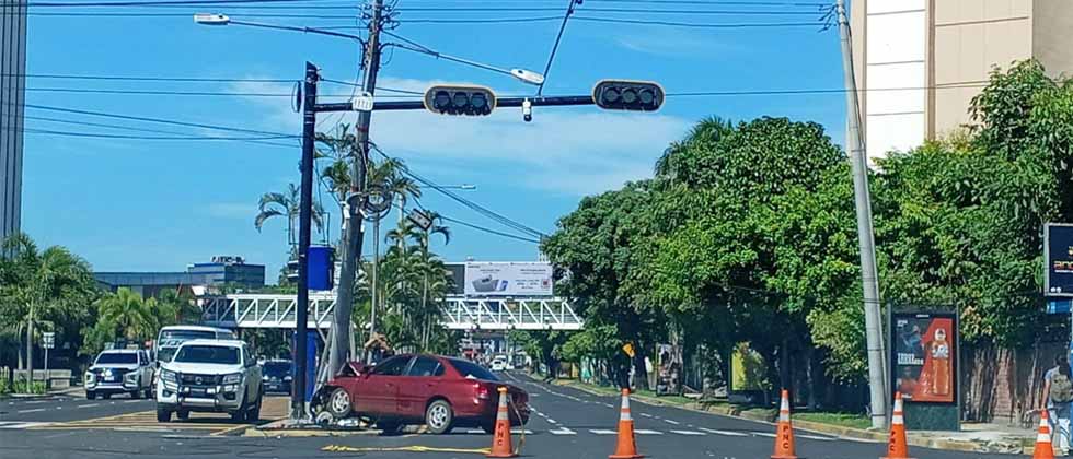 Conductor se estrella contra un poste en el bulevar Los Héroes