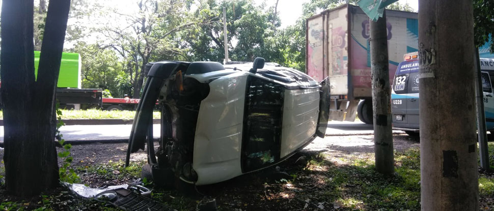 Vehículo vuelca y deja tres lesionados en carretera a Sonsonate