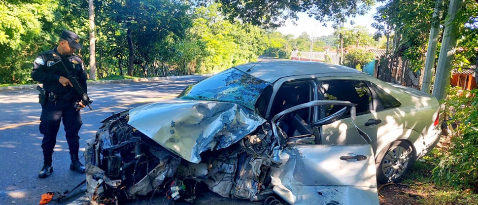 Accidente de tránsito entre rastra y carro sedan, deja un lesionado