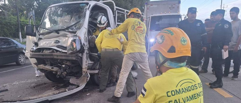 Conductor está vivo de milagro tras sufrir un aparatoso accidente de tránsito
