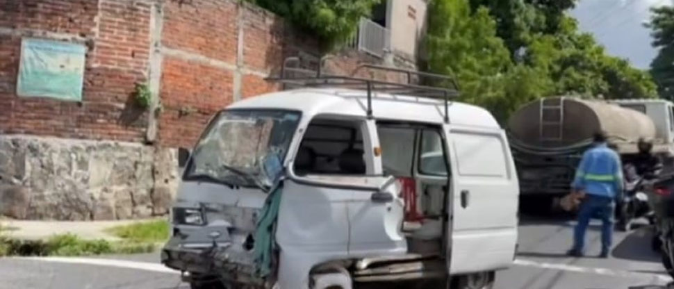 Dos personas quedan atrapadas dentro de microbús tras chocar contra una pipa en Soyapango