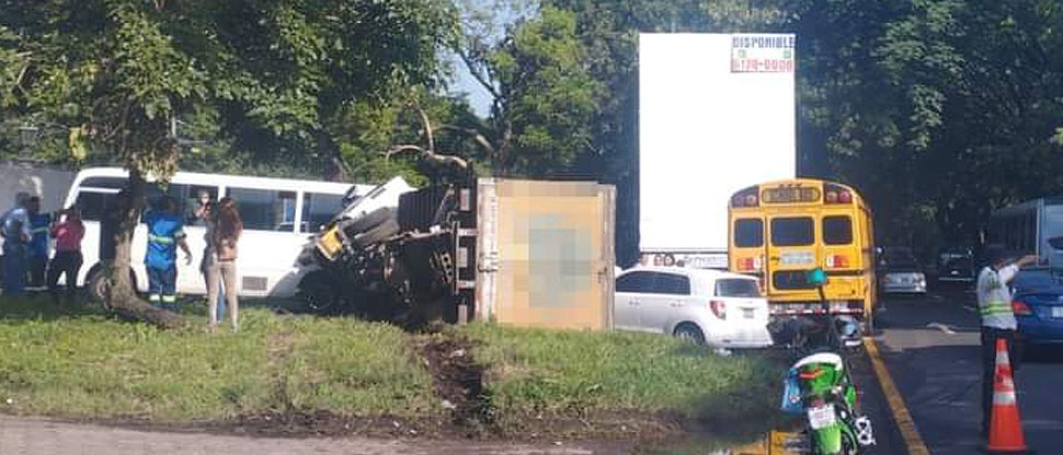 Conductor de camión pierde el control y ocasiona aparatoso accidente en La Libertad