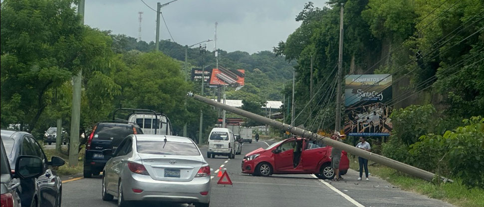 Reportan paso restringido a un carril por accidente en carretera a Comalapa