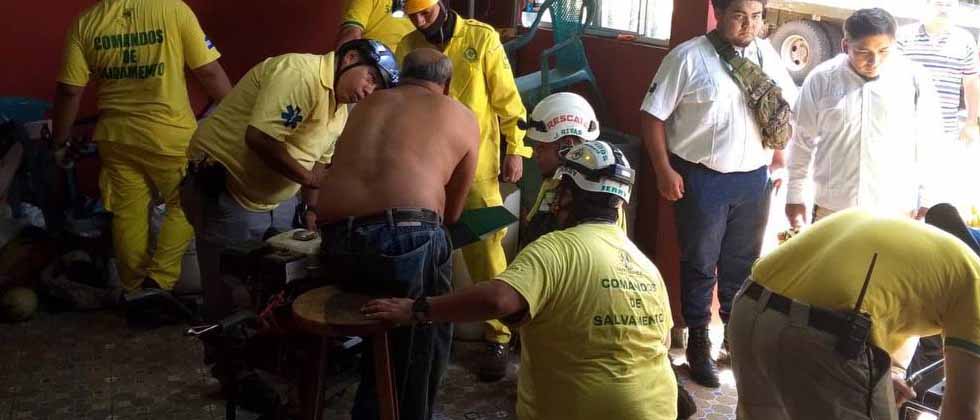 Socorristas liberan el brazo de un trabajador atrapado en una maquina agrícola