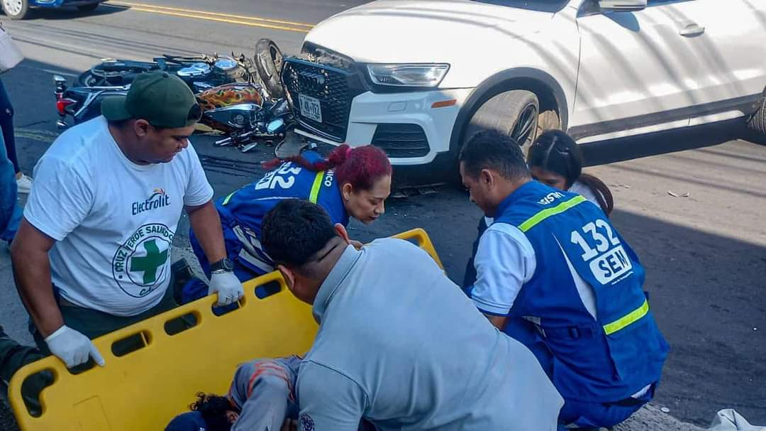 Motociclista resulta lesionado al chocar contra vehículo