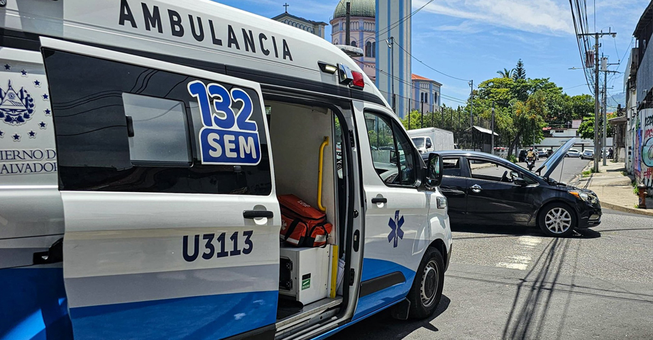 Trasladan de emergencia a víctima de accidente en San Salvador