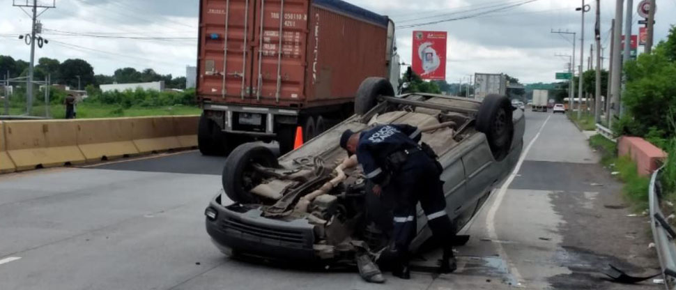 Conductor se duerme mientras manejaba y terminó volcando en carretera a Sonsonate