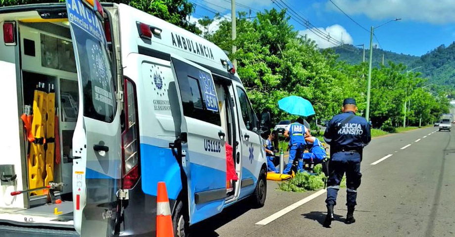 Motociclista resulta lesionado tras chocar en la parte trasera de un microbús