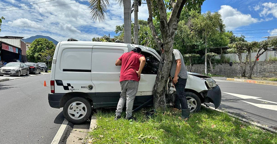 Reportan un lesionado tras aparatoso accidente en San Salvador