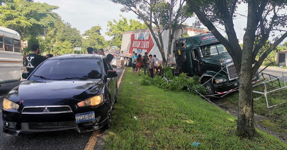 Reportan aparatoso accidente sobre carretera Panamericana, sentido al Oriente del país