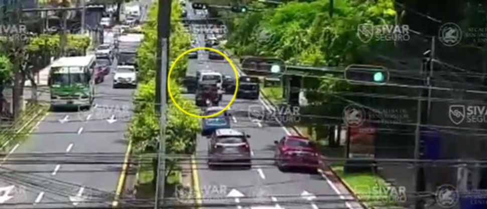 Imprudencia de conductor termina en accidente vial en San Salvador  